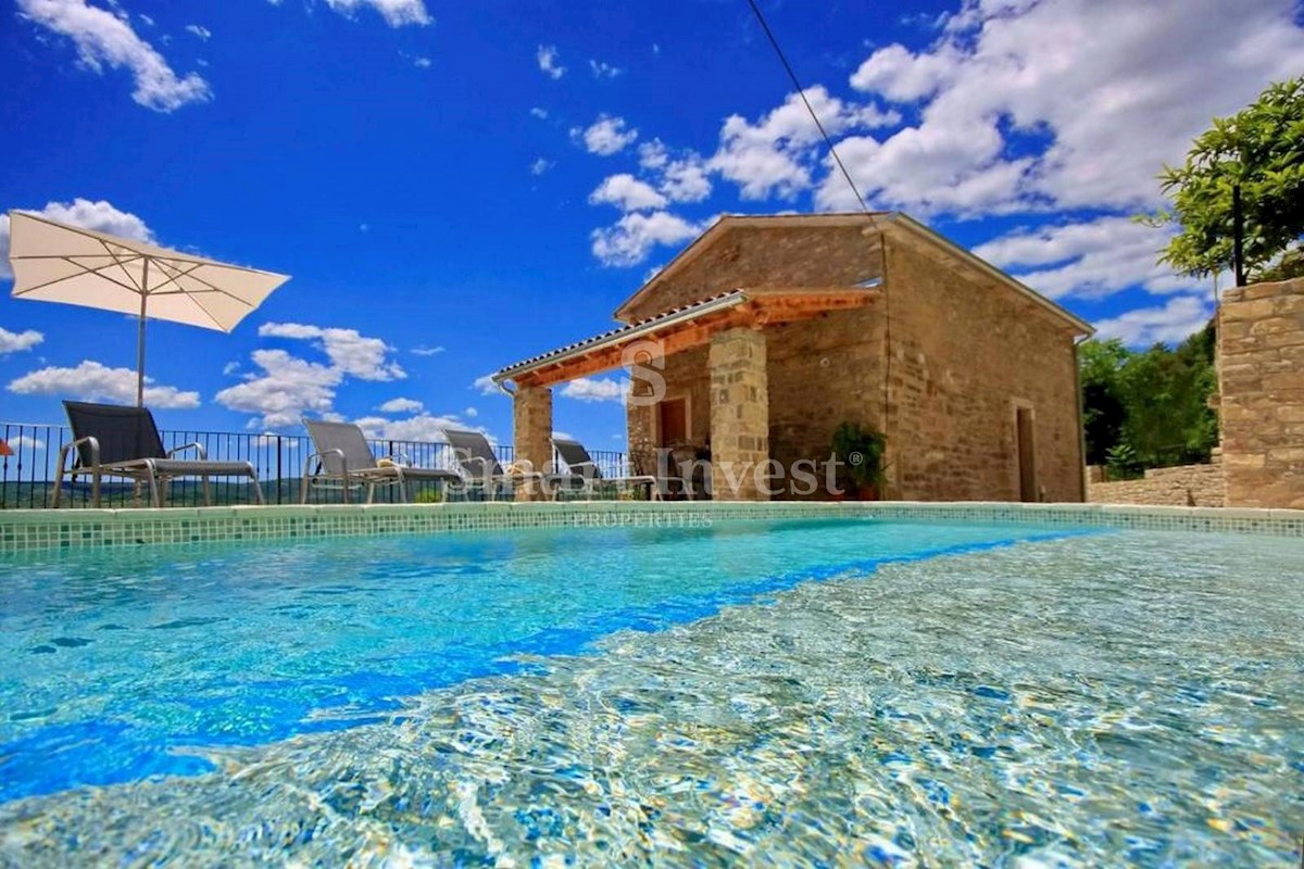 ISTRIA - OPRTALJ, CASA AUTOCTONA ISTRIANA CON PISCINE E VISTA PANORAMICA, in vendita