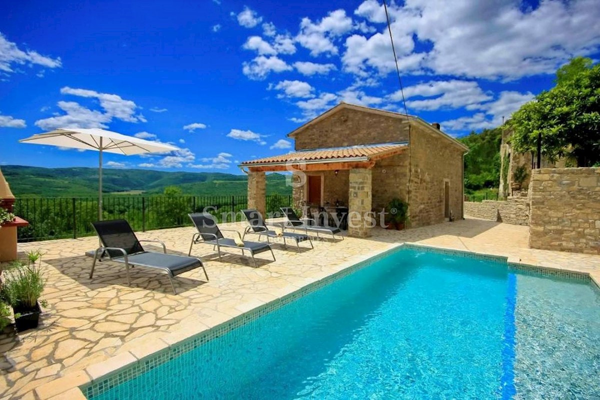 ISTRIA - OPRTALJ, CASA AUTOCTONA ISTRIANA CON PISCINE E VISTA PANORAMICA, in vendita