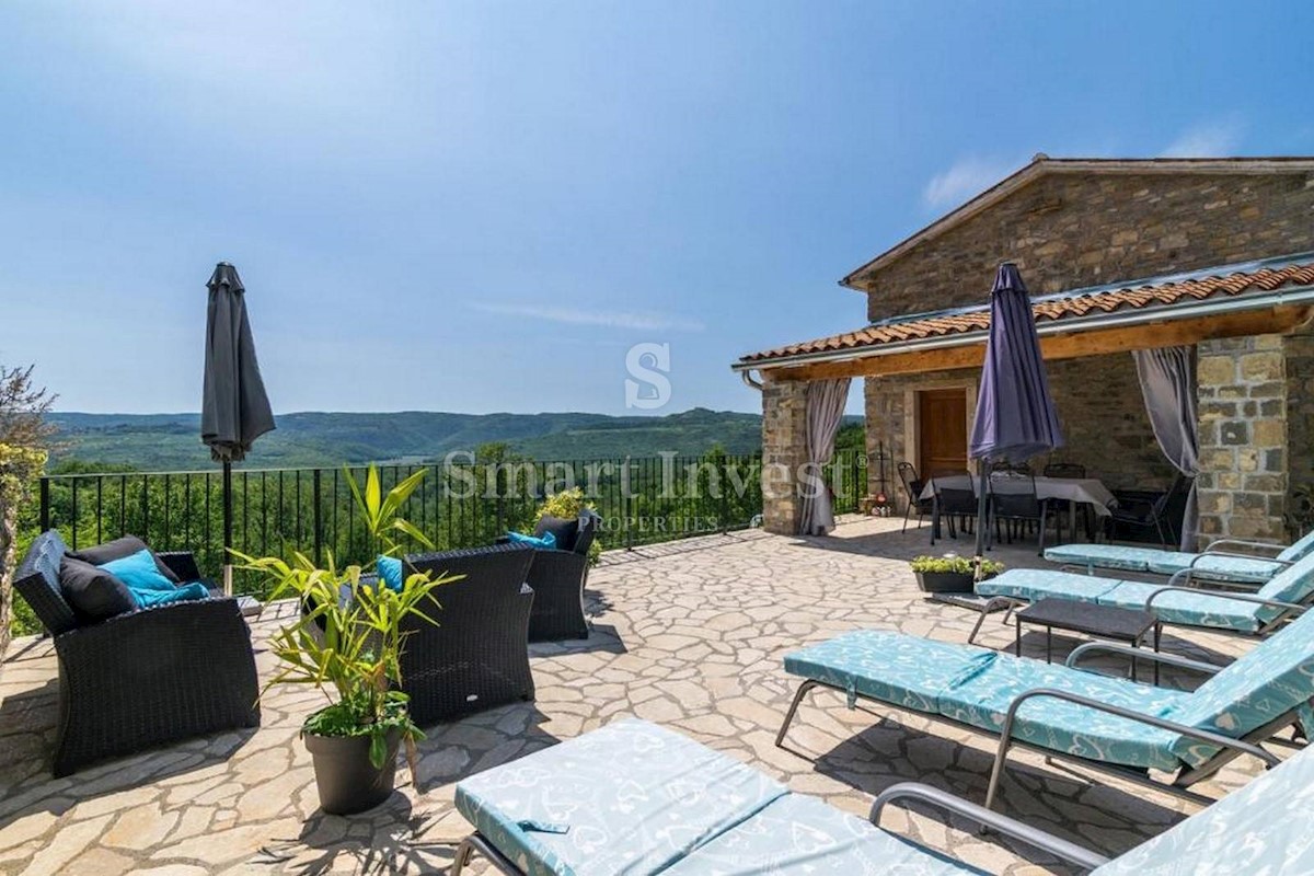 ISTRIA - OPRTALJ, CASA AUTOCTONA ISTRIANA CON PISCINE E VISTA PANORAMICA, in vendita