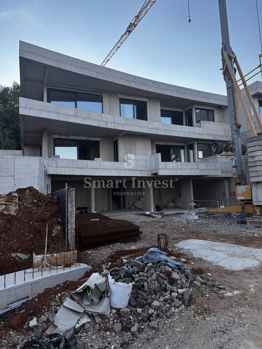 LOVRAN, nuovo appartamento di lusso con giardino e vista mare