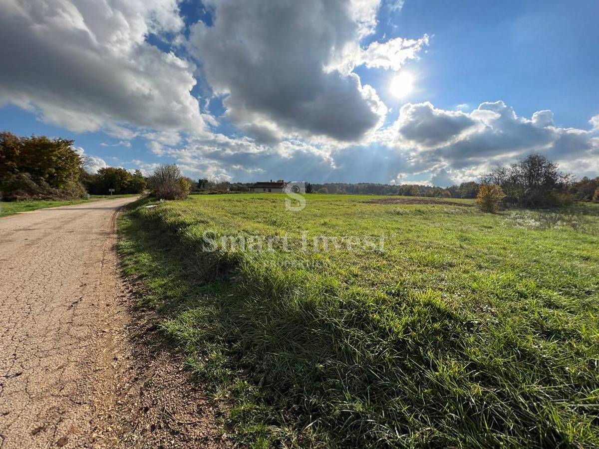 BATLUG - GRAČIŠĆE, terreno di 1665 m2 con permesso di costruire