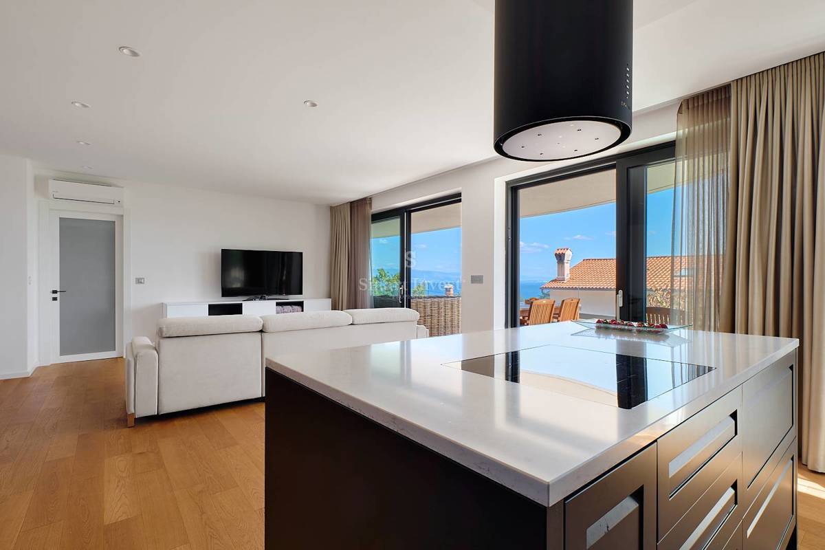 ABBAZIA, appartamento con piscina e vista mare