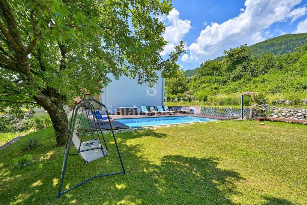 IČIĆI, casa con piscina e vista mare immersa nel verde