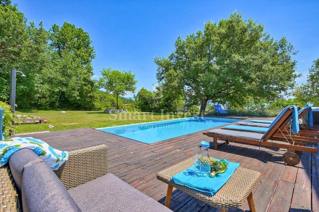 IČIĆI, casa con piscina e vista mare immersa nel verde