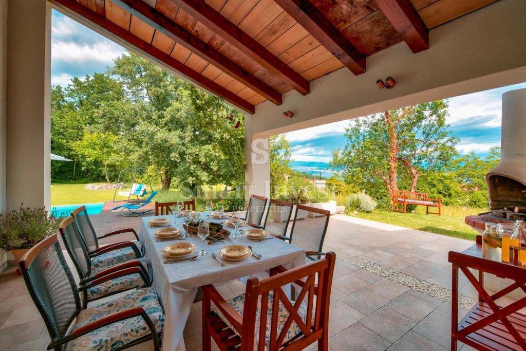 IČIĆI, casa con piscina e vista mare immersa nel verde