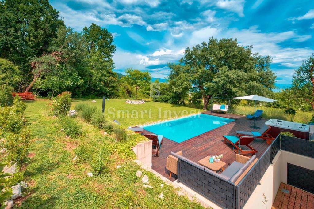 IČIĆI, casa con piscina e vista mare immersa nel verde