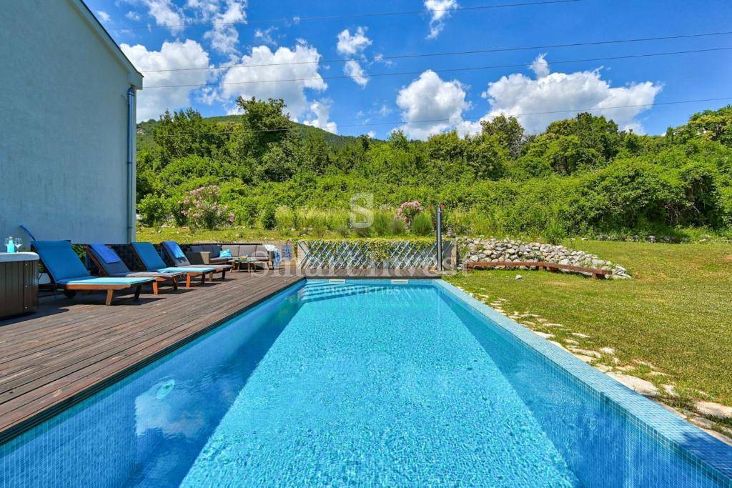 IČIĆI, casa con piscina e vista mare immersa nel verde