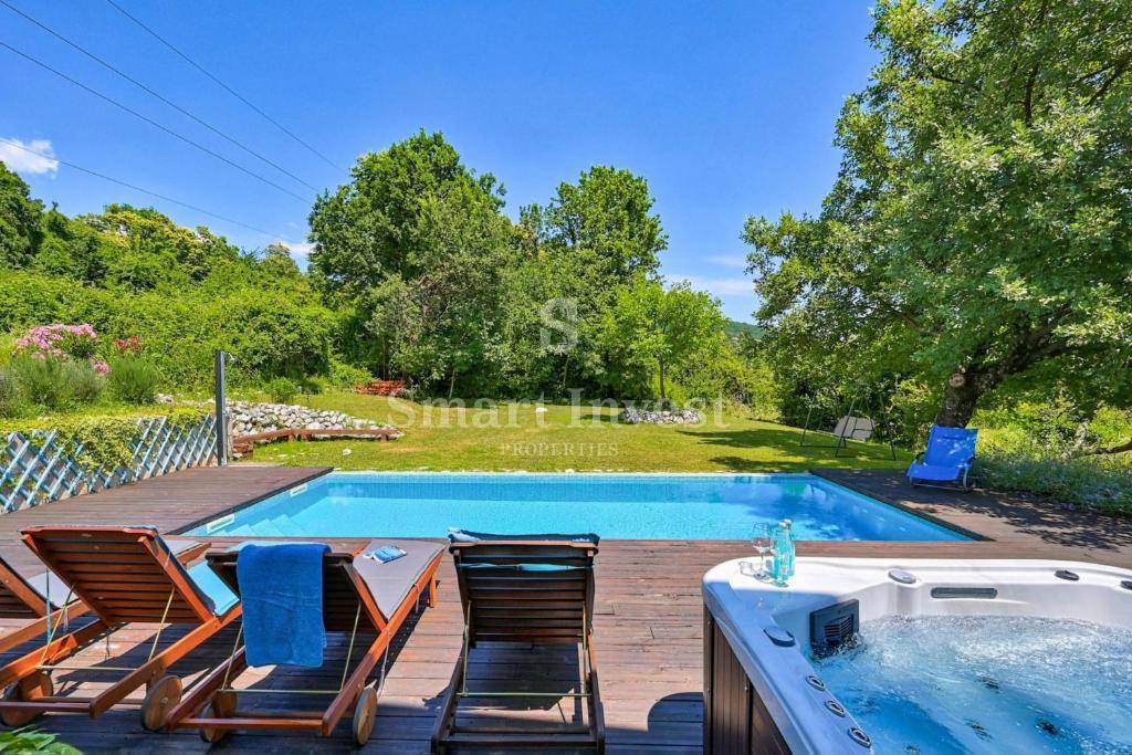 IČIĆI, casa con piscina e vista mare immersa nel verde