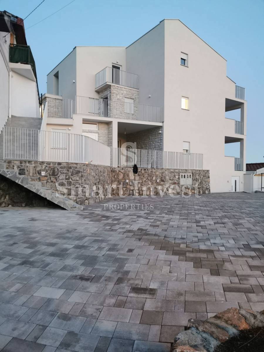 OPATIJA - BREGI, appartamento con terrazza, vista mare, piscina e parcheggio