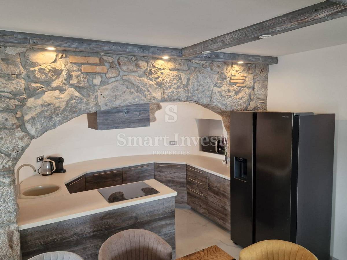 OPATIJA - BREGI, appartamento con terrazza, vista mare, piscina e parcheggio