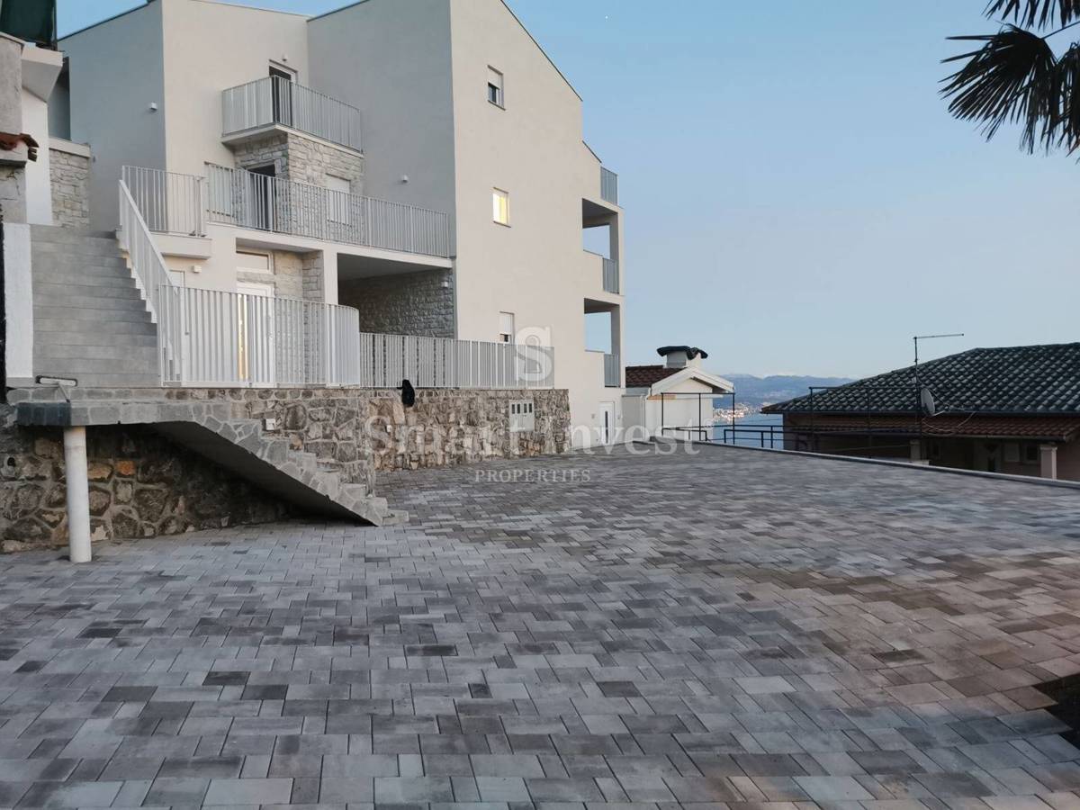 OPATIJA - BREGI, appartamento con terrazza, vista mare, piscina e parcheggio