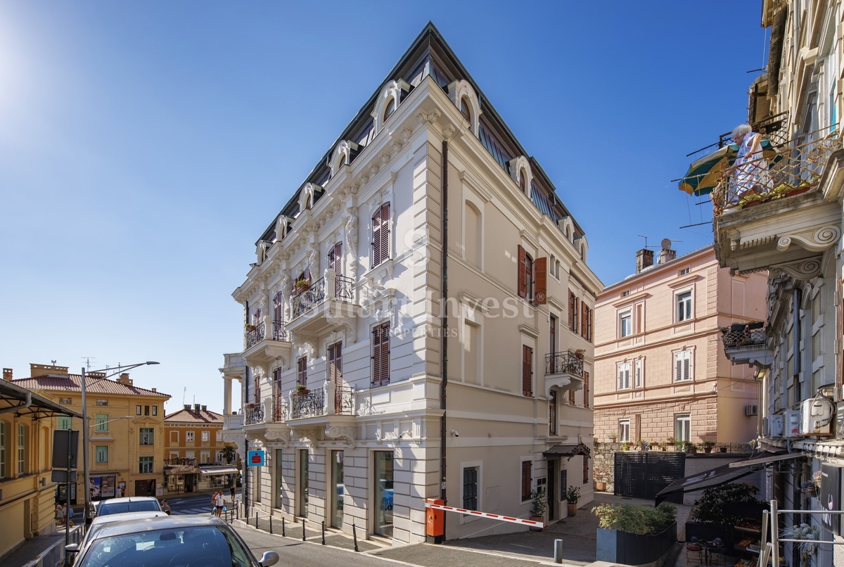 ABBAZIA, appartamento di lusso con balcone in un'antica villa vicino al mare