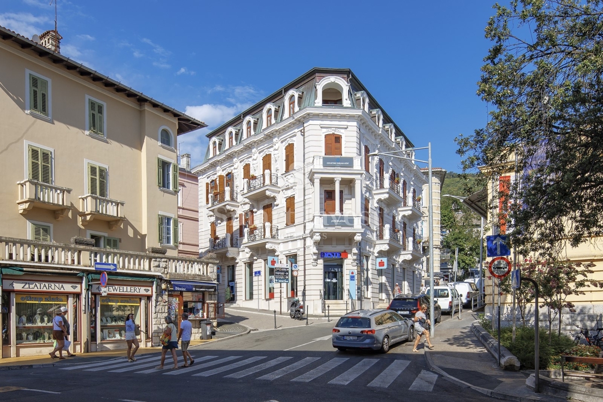 ABBAZIA, appartamento di lusso con balcone in un'antica villa vicino al mare