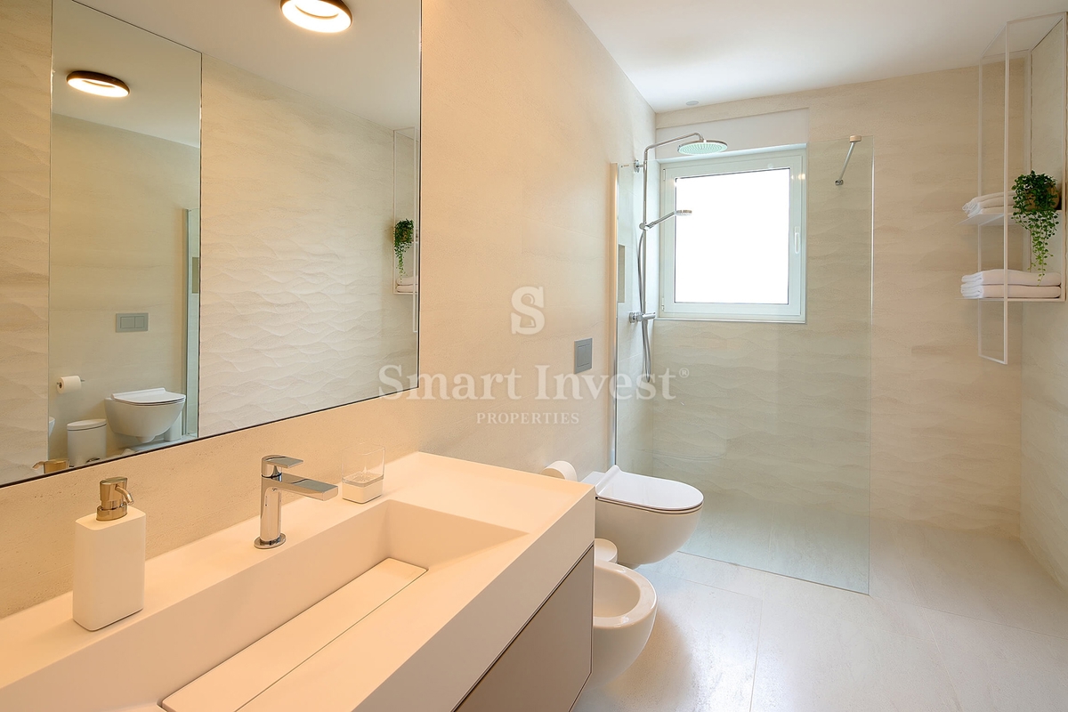 IČIĆI, lussuoso appartamento in un nuovo edificio con piscina, a 100 m dal mare