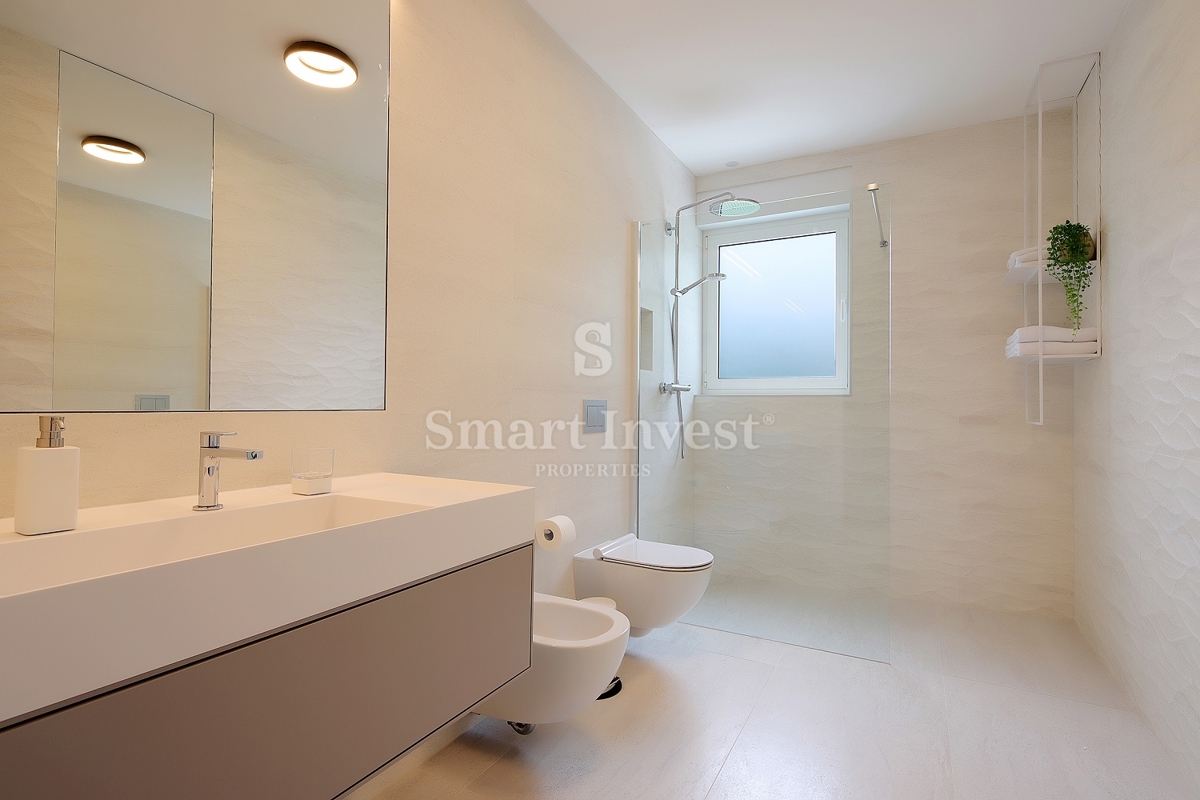 IČIĆI, lussuoso appartamento in un nuovo edificio con piscina, a 100 m dal mare