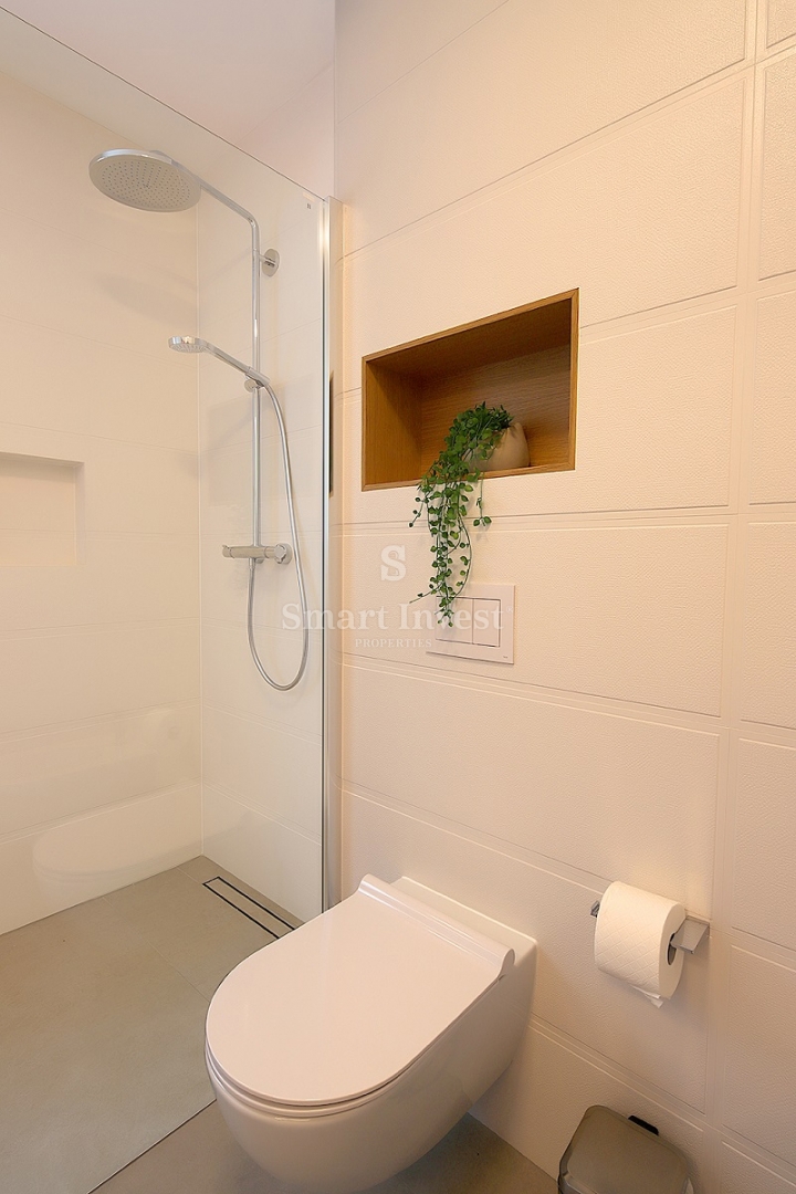 IČIĆI, lussuoso appartamento in un nuovo edificio con piscina, a 100 m dal mare