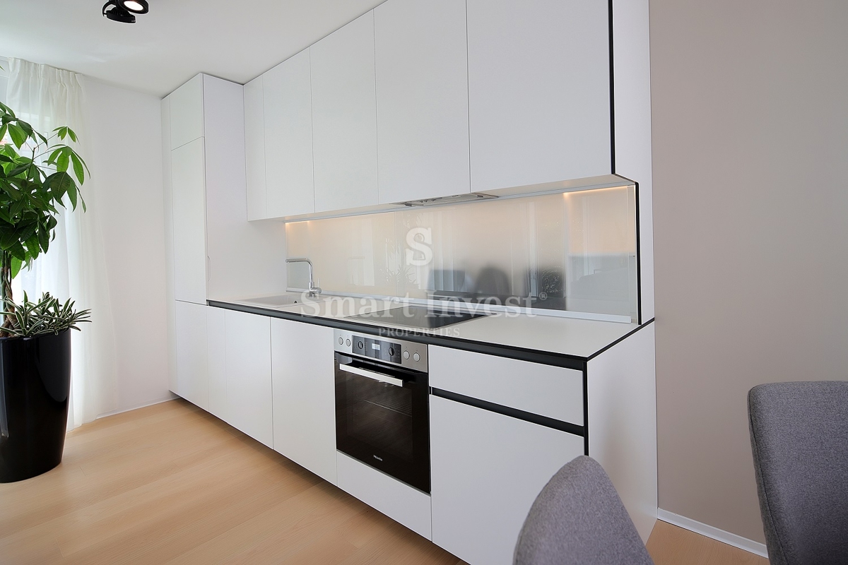 IČIĆI, lussuoso appartamento in un nuovo edificio con piscina, a 100 m dal mare