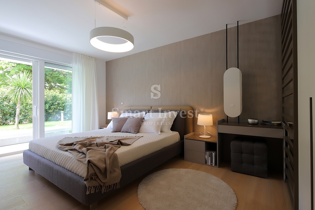 IČIĆI, lussuoso appartamento in un nuovo edificio con piscina, a 100 m dal mare