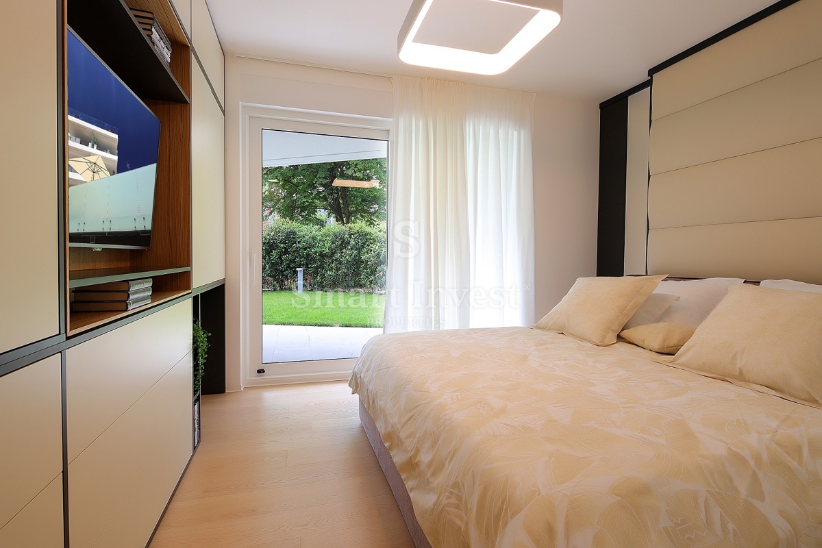 IČIĆI, lussuoso appartamento in un nuovo edificio con piscina, a 100 m dal mare