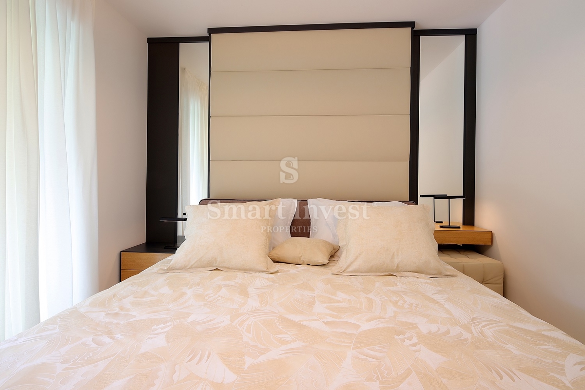 IČIĆI, lussuoso appartamento in un nuovo edificio con piscina, a 100 m dal mare