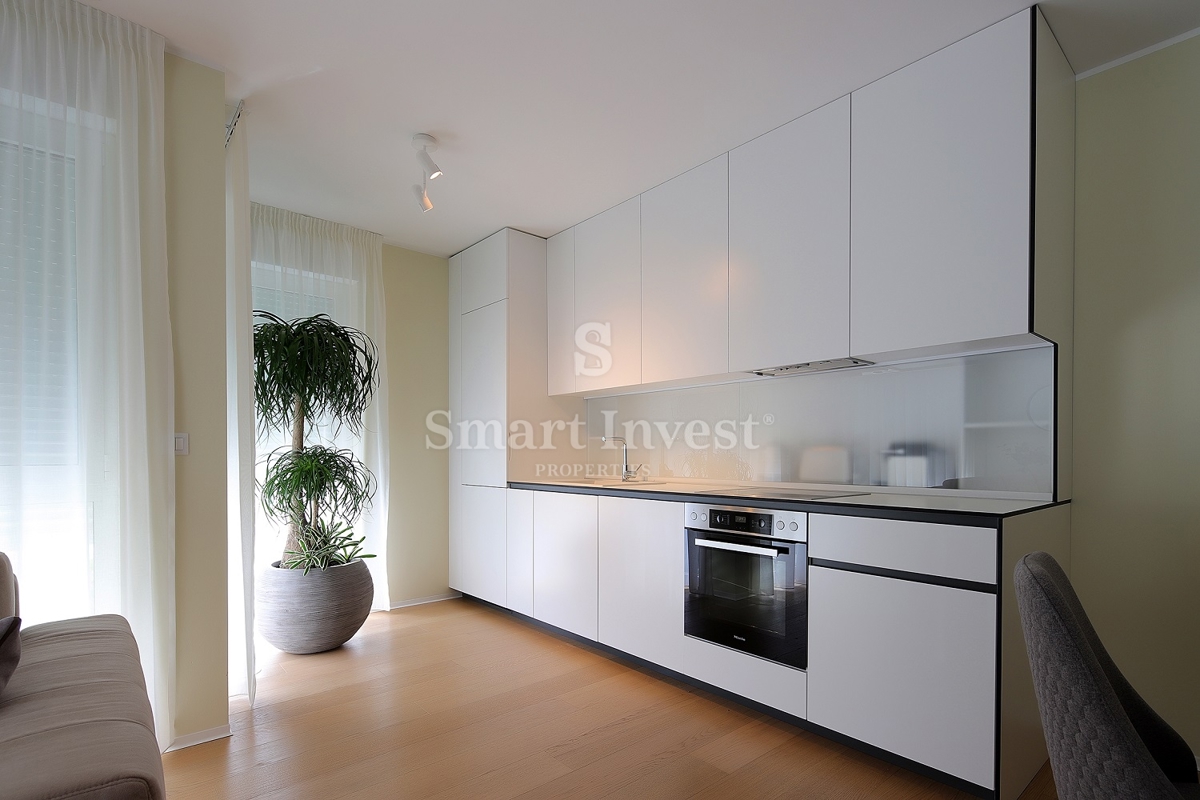 IČIĆI, lussuoso appartamento in un nuovo edificio con piscina, a 100 m dal mare