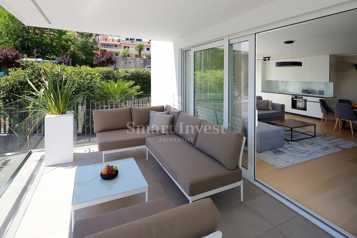 IČIĆI, lussuoso appartamento in un nuovo edificio con piscina, a 100 m dal mare