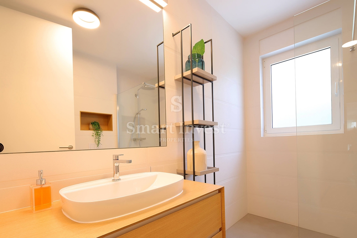 IČIĆI, lussuoso appartamento in un nuovo edificio con piscina, a 100 m dal mare