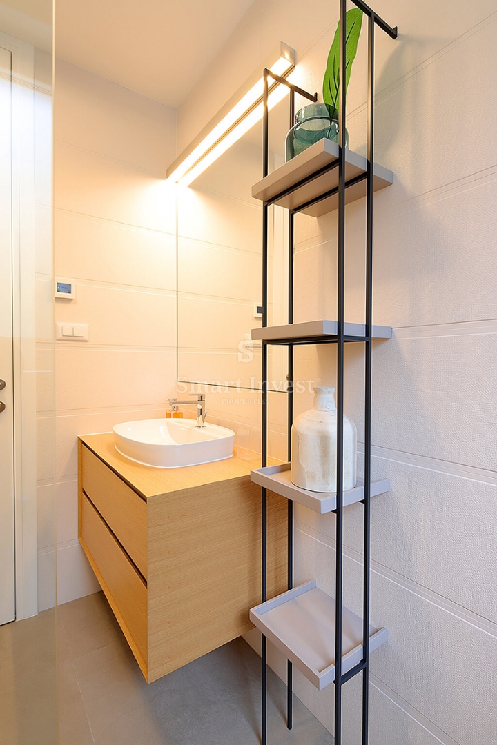 IČIĆI, lussuoso appartamento in un nuovo edificio con piscina, a 100 m dal mare