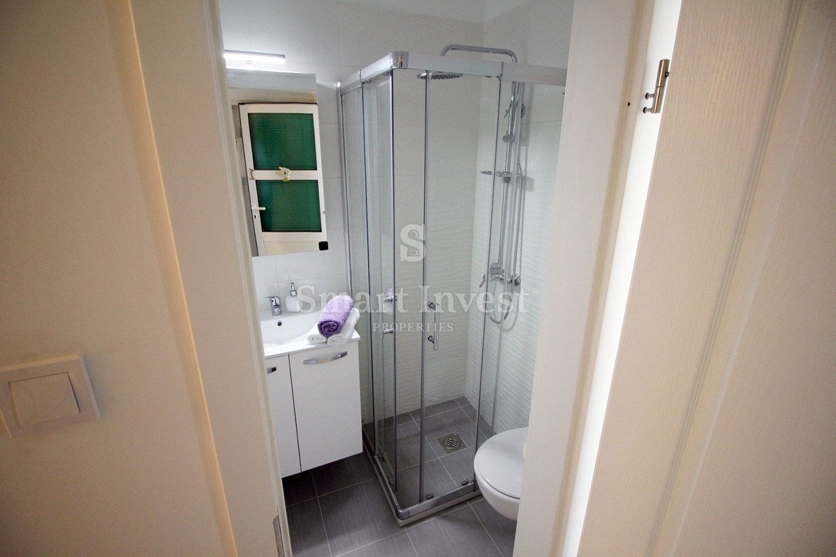 MATULJI - JUŠIĆI, casa a schiera con 3 appartamenti, taverna e garage