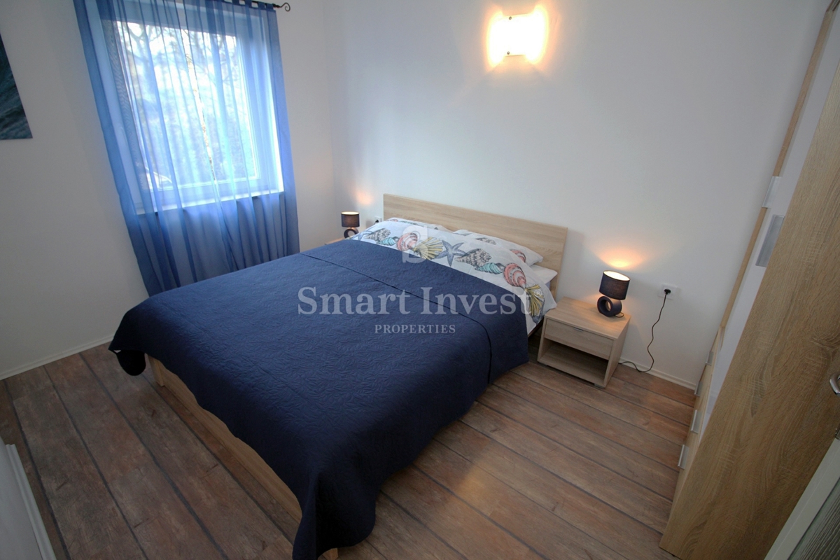 MATULJI - JUŠIĆI, casa a schiera con 3 appartamenti, taverna e garage