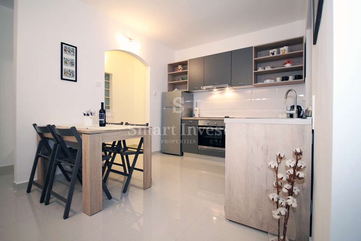 MATULJI - JUŠIĆI, casa a schiera con 3 appartamenti, taverna e garage