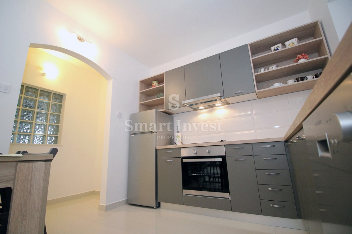 MATULJI - JUŠIĆI, casa a schiera con 3 appartamenti, taverna e garage