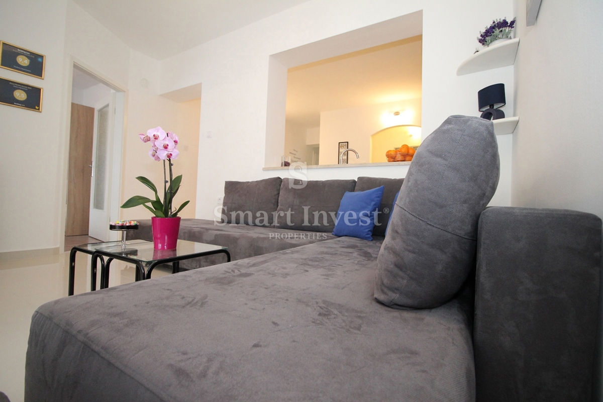 MATULJI - JUŠIĆI, casa a schiera con 3 appartamenti, taverna e garage