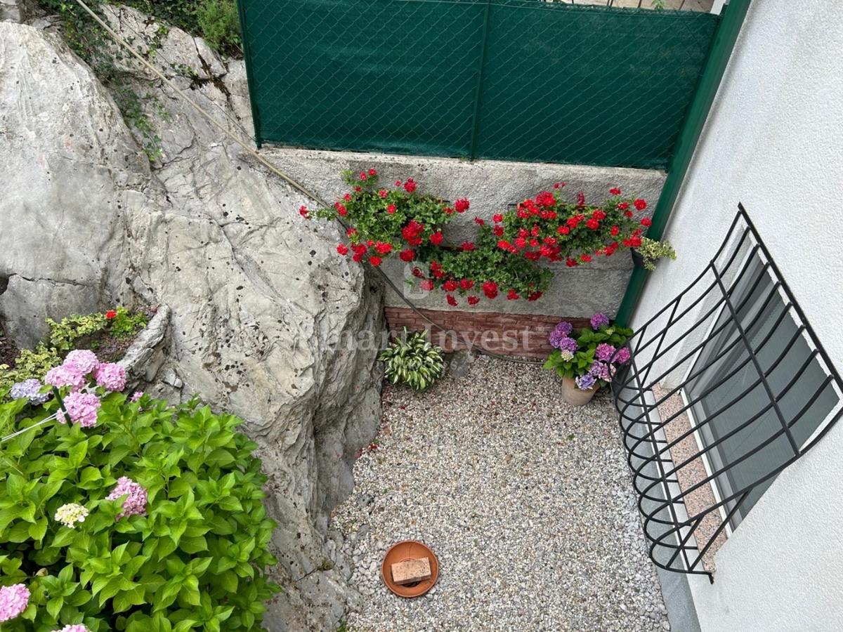 MATULJI - JUŠIĆI, casa a schiera con 3 appartamenti, taverna e garage