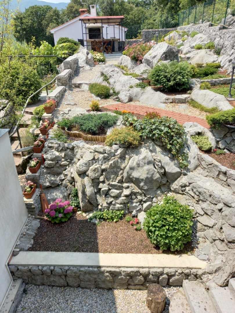 MATULJI - JUŠIĆI, casa a schiera con 3 appartamenti, taverna e garage