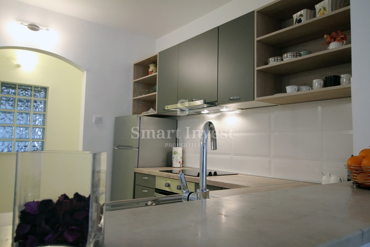 MATULJI - JUŠIĆI, casa a schiera con 3 appartamenti, taverna e garage