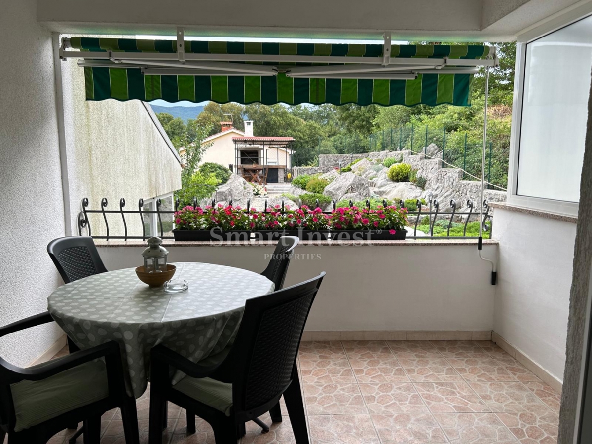 MATULJI - JUŠIĆI, casa a schiera con 3 appartamenti, taverna e garage