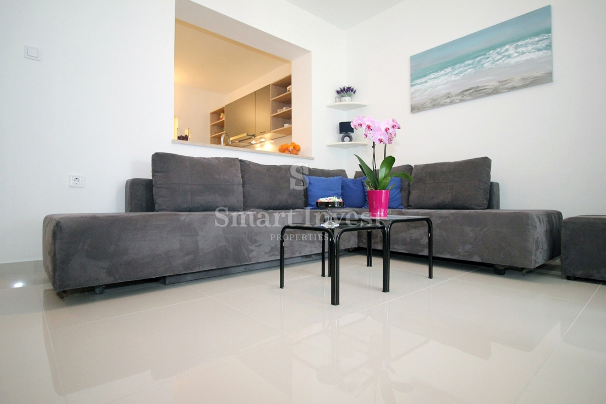 MATULJI - JUŠIĆI, casa a schiera con 3 appartamenti, taverna e garage