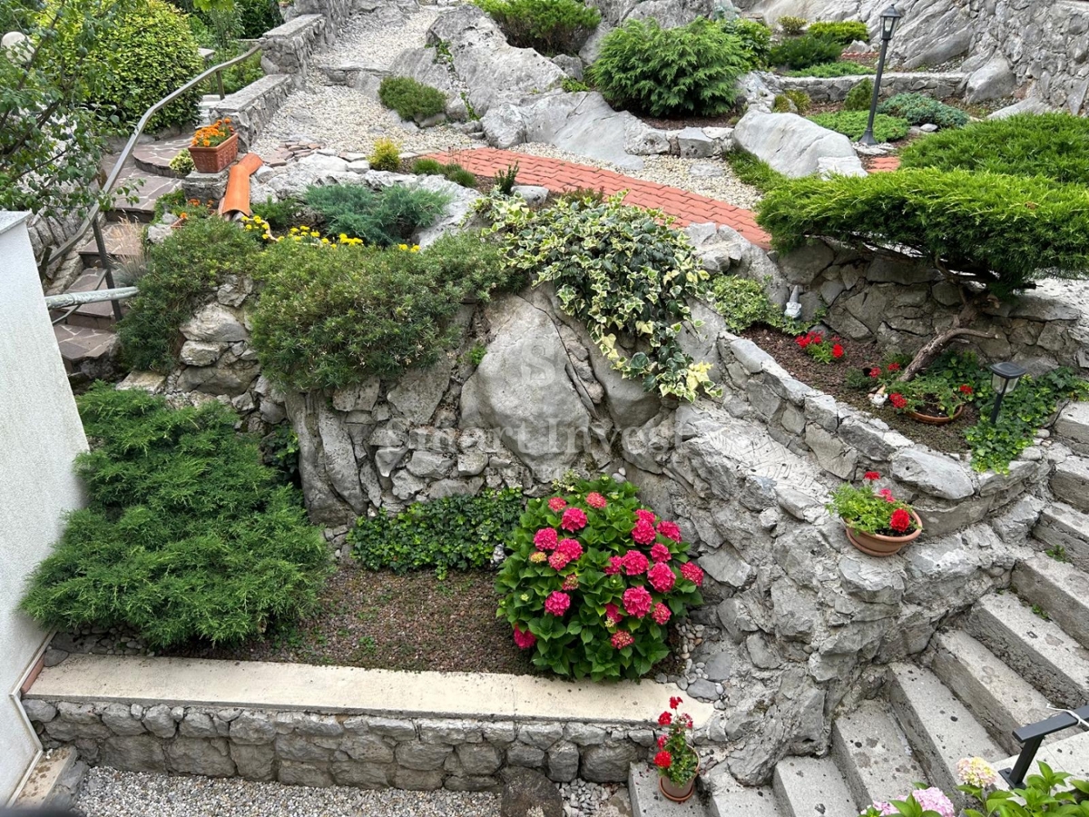 MATULJI - JUŠIĆI, casa a schiera con 3 appartamenti, taverna e garage