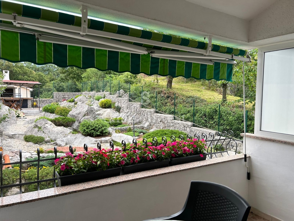 MATULJI - JUŠIĆI, casa a schiera con 3 appartamenti, taverna e garage