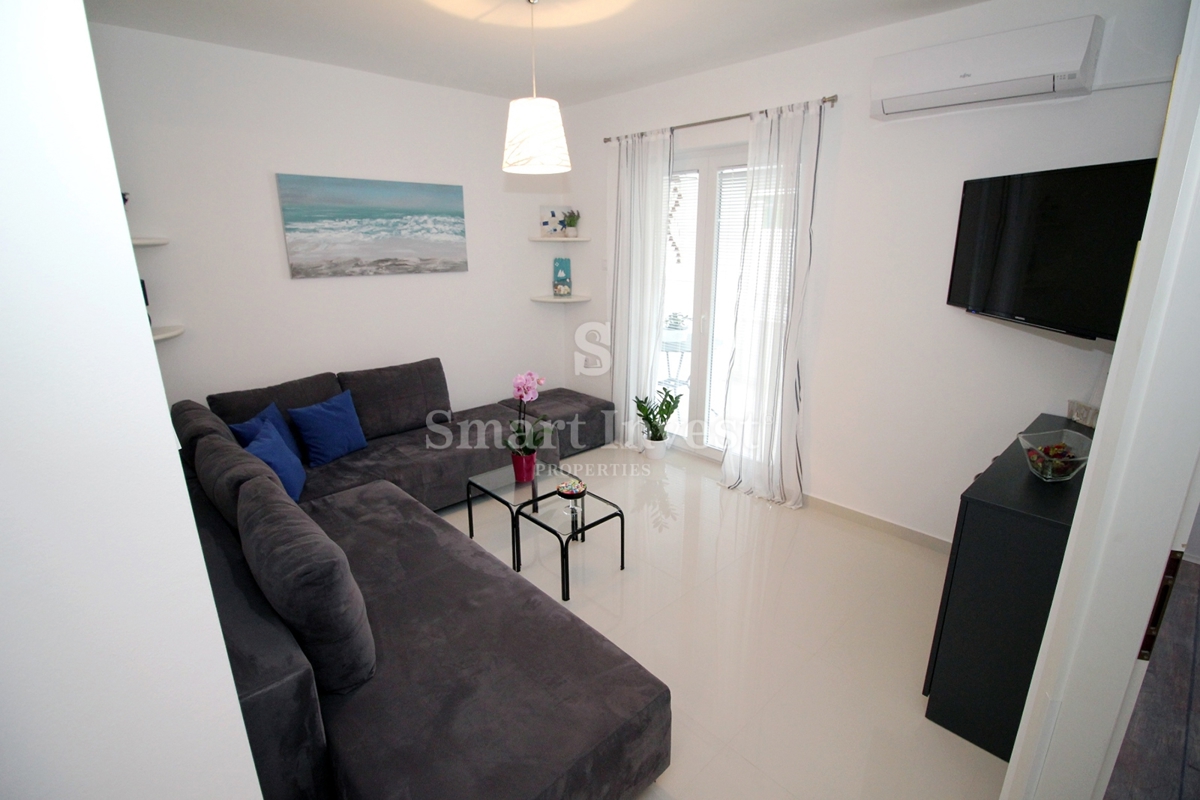 MATULJI - JUŠIĆI, casa a schiera con 3 appartamenti, taverna e garage