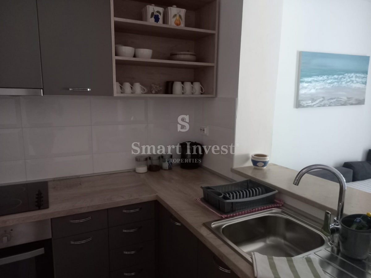 MATULJI - JUŠIĆI, casa a schiera con 3 appartamenti, taverna e garage