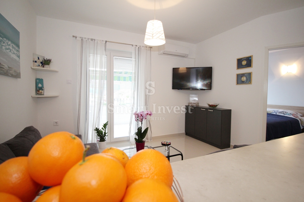 MATULJI - JUŠIĆI, casa a schiera con 3 appartamenti, taverna e garage