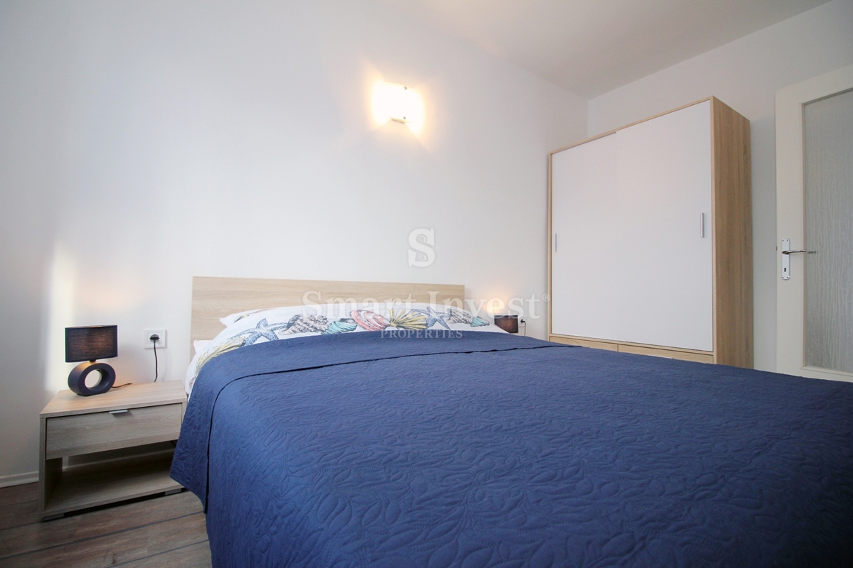 MATULJI - JUŠIĆI, casa a schiera con 3 appartamenti, taverna e garage