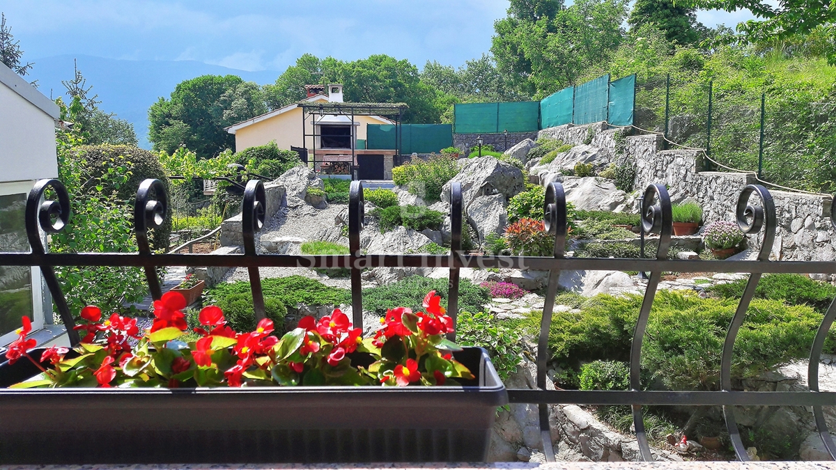 MATULJI - JUŠIĆI, casa a schiera con 3 appartamenti, taverna e garage