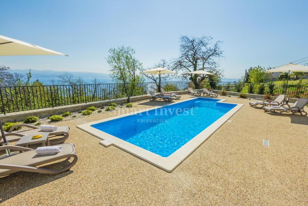 IKA - OPRIĆ, villa con 4 appartamenti e vista panoramica sul mare
