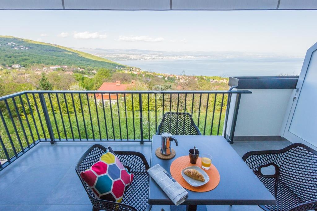 IKA - OPRIĆ, villa con 4 appartamenti e vista panoramica sul mare