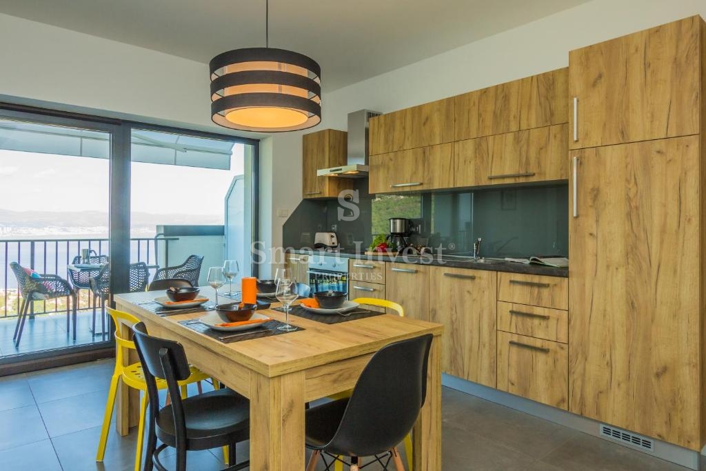 IKA - OPRIĆ, villa con 4 appartamenti e vista panoramica sul mare