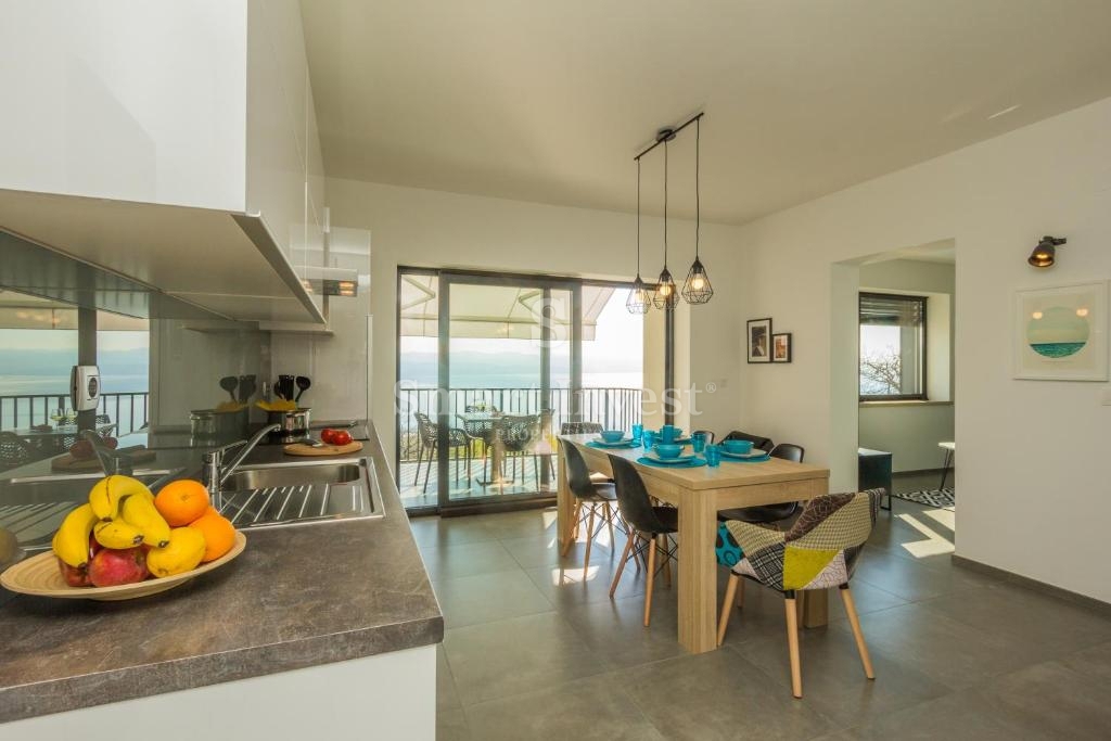 IKA - OPRIĆ, villa con 4 appartamenti e vista panoramica sul mare