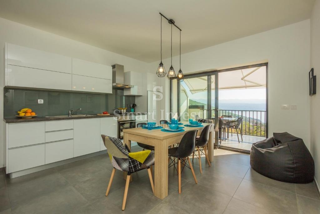 IKA - OPRIĆ, villa con 4 appartamenti e vista panoramica sul mare